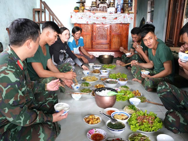 &nbsp;Kh&ocirc;ng c&oacute; hoa hay băng r&ocirc;n, những m&oacute;n qu&agrave; mộc mạc được &ocirc;ng Cường v&agrave; người d&acirc;n tổ chức, gi&uacute;p c&aacute;c c&aacute;n bộ, chiến đang trực tiếp x&acirc;y dựng nh&agrave; cho họ c&oacute; bữa&nbsp;"lễ&rdquo; ấm c&uacute;ng, thắm t&igrave;nh qu&acirc;n - d&acirc;n.