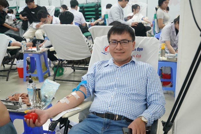 Đ&ocirc;ng đảo sinh vi&ecirc;n, giảng vi&ecirc;n v&agrave; c&aacute;n bộ, nh&acirc;n vi&ecirc;n Trường đại học Đ&ocirc;ng &Aacute; t&iacute;ch cực tham gia hiến m&aacute;u.