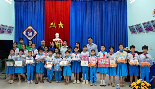 Mỗi phần qu&agrave; l&agrave; những chia sẻ, động vi&ecirc;n để c&aacute;c em nhỏ y&ecirc;n t&acirc;m đến trường.