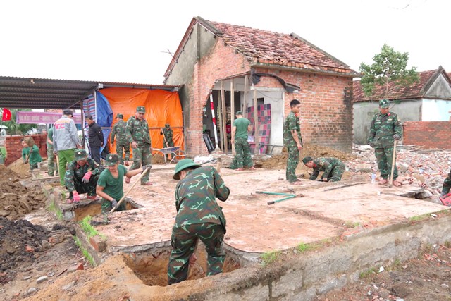 Từ những m&aacute;i nh&agrave; được dựng lại, cuộc sống của người d&acirc;n v&ugrave;ng lũ từng bước ổn định.