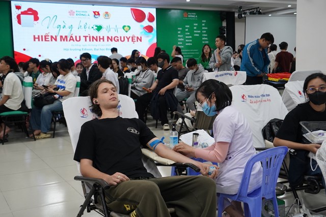 Ng&agrave;y hội c&oacute; hơn 800 phiếu đăng k&yacute; t&igrave;nh nguyện hiến m&aacute;u được ghi nhận.