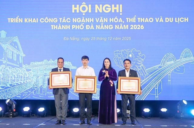 Thừa ủy quyền chủa Thủ tướng Ch&iacute;nh phủ, b&agrave; Nguyễn Thị Anh Thi- Ph&oacute; Chủ tịch UBND th&agrave;nh phố Đ&agrave; Nẵng tặng Bằng khen của Thủ tướng Ch&iacute;nh phủ cho c&aacute;c c&aacute; nh&acirc;n thuộc Sở Văn h&oacute;a, Thể. thao v&agrave; Du lịch th&agrave;nh phố.