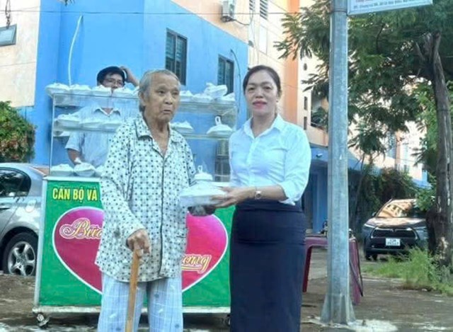 Với chương tr&igrave;nh "Buổi s&aacute;ng y&ecirc;u thương" được chị T&acirc;m v&agrave; tập thể chi bộ Nại Hưng 2A triển khai 3 năm qua đ&atilde; g&oacute;p phần chia sẻ, thể hiện t&igrave;nh nghĩa v&agrave; tr&aacute;ch nhiệm trước x&atilde; hội của c&aacute;c đảng vi&ecirc;n nơi đ&acirc;y cũng như c&aacute;c mạnh thường qu&acirc;n đối với những hộ ngh&egrave;o, hộ c&oacute; ho&agrave;n cảnh kh&oacute; khăn tr&ecirc;n địa b&agrave;n.