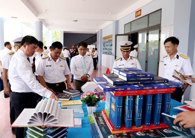 Một trong những buổi triển l&atilde;m, giới thiệu s&aacute;ch của Trung t&acirc;m ph&aacute;t h&agrave;nh s&aacute;ch tại Đ&agrave; Nẵng - Nh&agrave; Xuấn bản Ch&iacute;nh trị Quốc gia Sự thật, tu h&uacute;t đ&ocirc;ng đảo sự quan t&acirc;m của c&aacute;n bộ, chiến sĩ v&ugrave;ng 3 Hải qu&acirc;n.