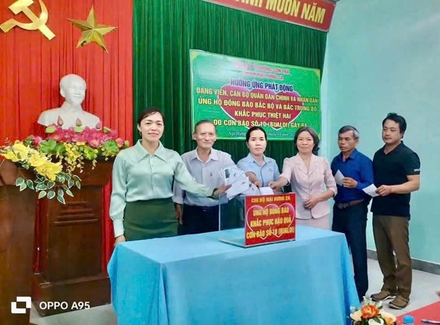 Chị T&acirc;m v&agrave; tập thể chi bộ Nại Hưng 2A ph&aacute;t động quy&ecirc;n g&oacute;p ủng hộ đồng b&agrave;o bị b&atilde;o lũ.