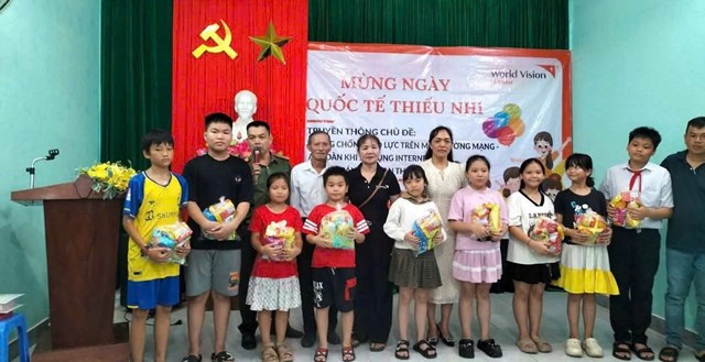 C&aacute;c em thiếu nhi tr&ecirc;n địa b&agrave;n nhận qu&agrave; nh&acirc;n dịp Tết Trung thu.