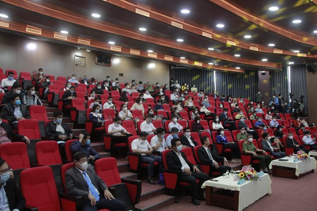 Ban Quản l&yacute; Khu c&ocirc;ng nghệ cao v&agrave; c&aacute;c khu c&ocirc;ng nghiệp phối hợp c&ugrave;ng Bệnh viện 199 (Bộ c&ocirc;ng an) mời Viện sức khỏe nghề nghiệp v&agrave; M&ocirc;i trường (Bộ Y tế) đến trao đổi, hướng dẫn một số giải ph&aacute;p về c&ocirc;ng t&aacute;c ph&ograve;ng chống dịch để giải quyết c&aacute;c vấn đề về m&agrave; c&aacute;c doanh nghiệp mắc phải v&agrave; c&aacute;ch ứng ph&oacute;, giải quyết sự cố khi dịch b&ugrave;ng ph&aacute;t tại doanh nghiệp.