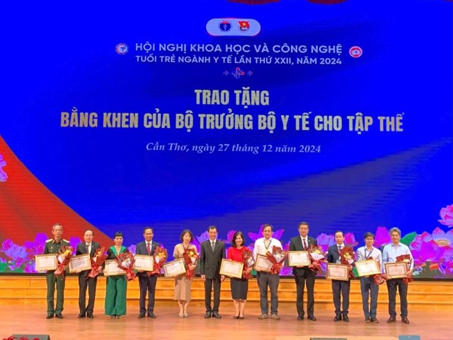 Trao tặng Bằng khen của Bộ trưởng Bộ Y tế cho tập thể