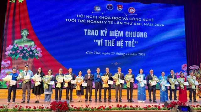 Trao Kỷ niệm chương &ldquo;V&igrave; thế hệ trẻ&rdquo; của Trung ương Đo&agrave;n TNCS HCM