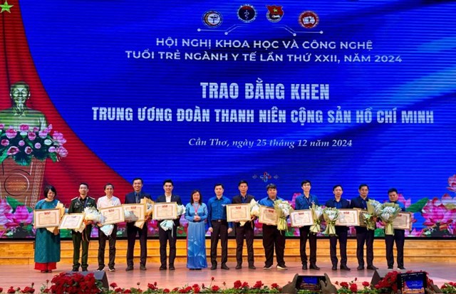 Trao Bằng khen của Trung ương Đo&agrave;n TNCS HCM cho tập thể Đo&agrave;n Thanh ni&ecirc;n c&aacute;c đơn vị tham gia nhiều b&agrave;i b&aacute;o c&aacute;o