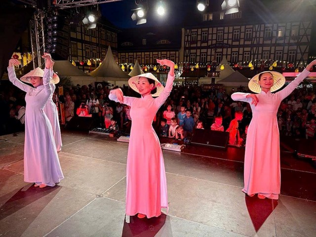 Trong Dự thảo Văn kiện Đại hội XIV, vấn đề x&acirc;y dựng nền văn ho&aacute; v&agrave; ph&aacute;t triển con người được đặt ở vị tr&iacute; rất quan trọng, kh&ocirc;ng chỉ như nền tảng tinh thần m&agrave; c&ograve;n l&agrave; sức mạnh nội sinh, l&agrave; động lực cho mọi bước tiến của quốc gia.