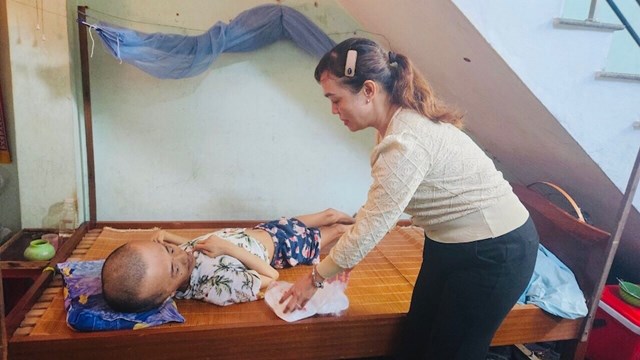 Đại diện l&atilde;nh đạo chi bộ mang c&aacute;c suất ăn đến tận người bệnh, người gi&agrave; kh&ocirc;ng nơi nương tựa.