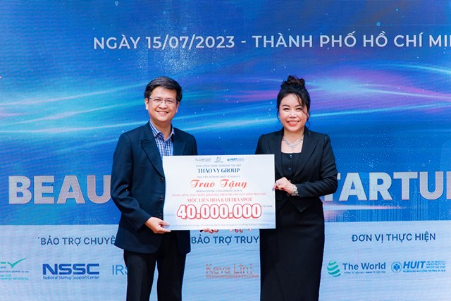 B&agrave; Nguyễn Thị Thu Thảo trao 30 suất học bổng cho sinh vi&ecirc;n trường HUFI