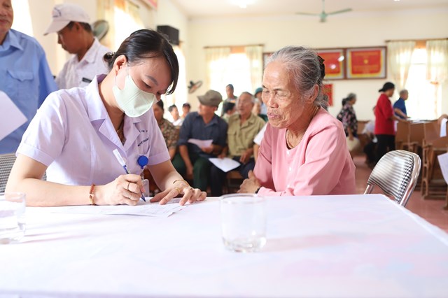 Tư vấn sức khỏe, hướng dẫn tập luyện, d&ugrave;ng thuốc Nam tại nh&agrave; cho đối tượng ch&iacute;nh s&aacute;ch.