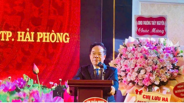 Tổng Bi&ecirc;n tập Nguyễn Quốc H&ugrave;ng ph&aacute;t biểu tại buổi lễ