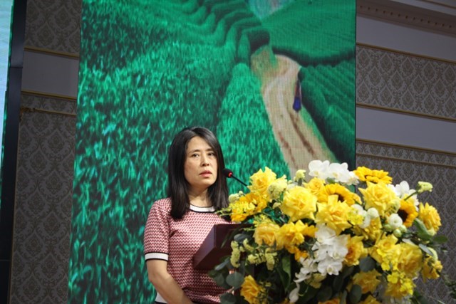 B&agrave; Nguyễn Thị &Aacute;nh Hồng - Ph&oacute; Chủ tịch thường trực, Gi&aacute;m đốc Trung t&acirc;m Nghi&ecirc;n cứu Thị trường ch&egrave; Hiệp hội Ch&egrave; Việt Nam ph&aacute;t biểu tham luận tại Hội nghị.