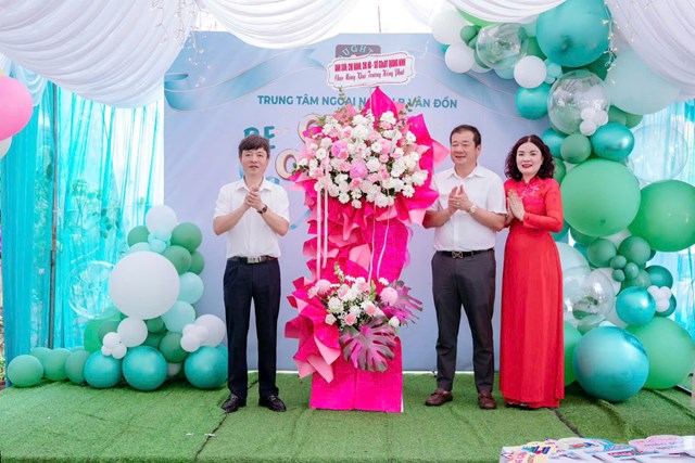 &Ocirc;ng Đinh Ngọc Sơn - Ph&oacute; Gi&aacute;m đốc Sở Gi&aacute;o dục v&agrave; Đ&agrave;o tạo Quảng Ninh ch&uacute;c mừng Trung t&acirc;m Ngoại ngữ BLB