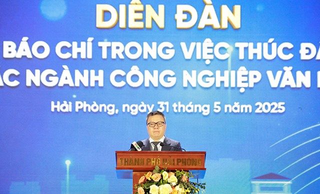 Đồng ch&iacute; L&ecirc; Quốc Minh - Ủy vi&ecirc;n Trung ương Đảng, Tổng Bi&ecirc;n tập B&aacute;o Nh&acirc;n D&acirc;n, Ph&oacute; Trưởng Ban Tuy&ecirc;n gi&aacute;o v&agrave; D&acirc;n vận Trung ương, Chủ tịch Hội Nh&agrave; b&aacute;o Việt Nam ph&aacute;t biểu tại Diễn đ&agrave;n.