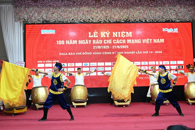 M&agrave;n tr&igrave;nh diễn h&agrave;o h&ugrave;ng v&agrave; đầy kh&iacute; thế &ndash; Trống trận do Đo&agrave;n Văn h&oacute;a Nghệ thuật Trường Xu&acirc;n thể hiện