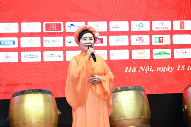 Tiết mục nghệ thuật đặc biệt &ldquo;H&aacute;t văn ch&uacute;c mừng 100 năm Ng&agrave;y B&aacute;o ch&iacute; C&aacute;ch mạng Việt Nam&rdquo; &ndash; một t&aacute;c phẩm đậm chất truyền thống, được thể hiện s&acirc;u lắng v&agrave; truyền cảm bởi Nghệ sĩ Nh&acirc;n d&acirc;n Minh Thu