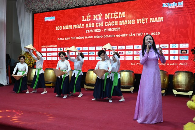 Nhạc phẩm kết hợp giữa h&aacute;t v&agrave; m&uacute;a mang t&ecirc;n &ldquo;Lưu giữ hồn Việt&rdquo;, một tiết mục đậm đ&agrave; bản sắc d&acirc;n tộc, đầy cảm x&uacute;c v&agrave; tự h&agrave;o