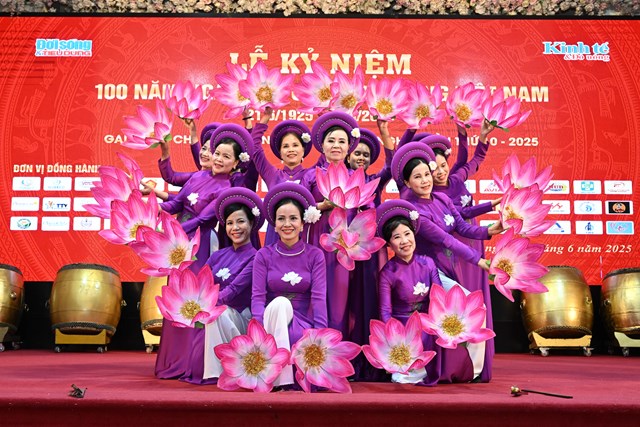 Tiết mục m&uacute;a mang đậm t&iacute;nh biểu tượng, thể hiện vẻ đẹp thanh cao v&agrave; tinh thần thuần khiết &ndash; &ldquo;X&ograve;e sen&rdquo; (M&uacute;a Xing Tiền &ndash; Hoa Sen), được thể hiện bởi Đo&agrave;n Văn h&oacute;a Nghệ thuật Trường Xu&acirc;n