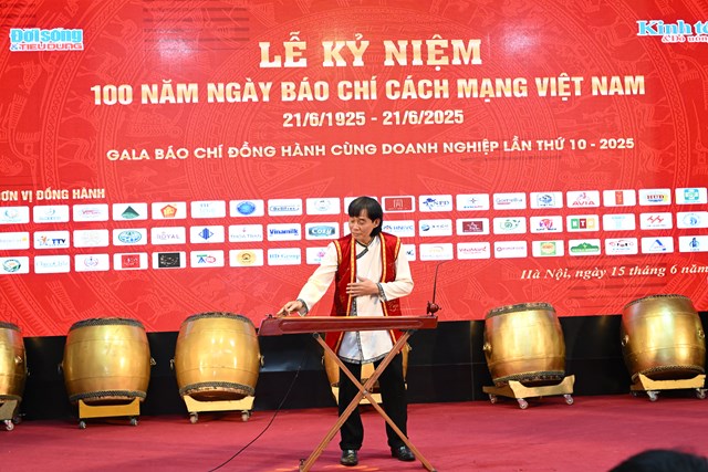 &Acirc;m thanh s&acirc;u lắng, ng&acirc;n vang của nhạc cụ d&acirc;n tộc độc đ&aacute;o &ndash; Đ&agrave;n bầu qua phần tr&igrave;nh diễn t&agrave;i hoa của Nghệ sĩ Nh&acirc;n d&acirc;n Ho&agrave;ng Anh T&uacute;