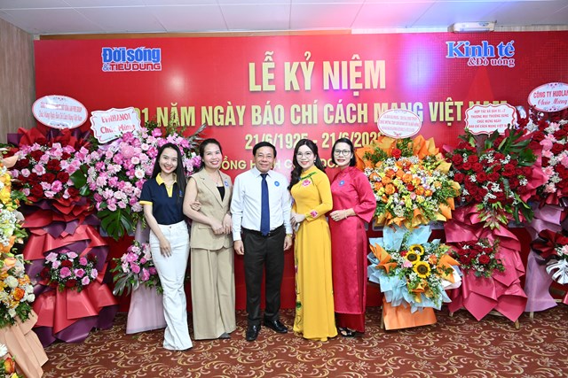 Doanh nh&acirc;n Phạm Thị Trầm chụp ảnh lưu niệm c&ugrave;ng Văn ph&ograve;ng đại diện khu vực Bắc Trung Bộ tại Lễ kỷ niệm 101 năm Ng&agrave;y B&aacute;o ch&iacute; C&aacute;ch mạng Việt Nam.