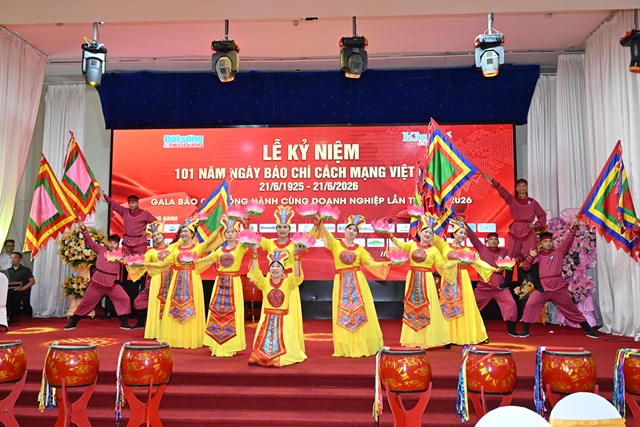 M&agrave;n tr&igrave;nh diễn M&uacute;a cờ hội h&agrave;o h&ugrave;ng v&agrave; đầy kh&iacute; thế thể hiện bởi&nbsp;Đo&agrave;n Văn h&oacute;a Nghệ thuật Trường Xu&acirc;n