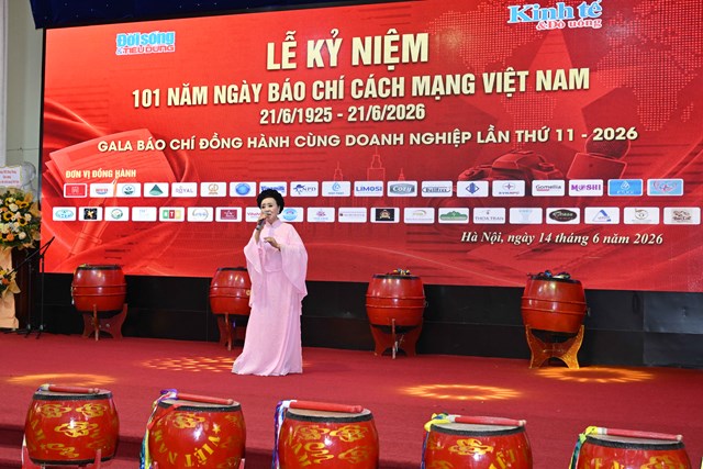 Tiết mục nghệ thuật đặc biệt: Qu&ecirc; Hương đất Mẹ t&ocirc;i y&ecirc;u - một t&aacute;c phẩm đậm chất truyền thống, được thể hiện s&acirc;u lắng v&agrave; truyền cảm bởi&nbsp;Nghệ sĩ Nh&acirc;n d&acirc;n Minh Thu