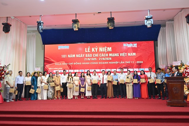Doanh nh&acirc;n Phạm Thị Trầm nhận qu&agrave; lưu niệm v&agrave; tri &acirc;n từ Ban Tổ chức chương tr&igrave;nh, ghi nhận sự đồng h&agrave;nh của doanh nghiệp với hoạt động b&aacute;o ch&iacute; v&agrave; cộng đồng.