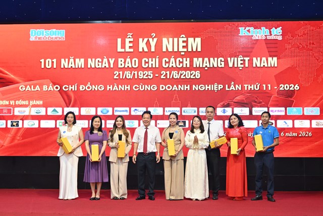Doanh nh&acirc;n Phạm Thị Trầm c&ugrave;ng đại diện c&aacute;c đơn vị, doanh nghiệp ti&ecirc;u biểu đồng h&agrave;nh c&ugrave;ng b&aacute;o ch&iacute; vinh dự nhận C&uacute;p vinh danh tại Lễ kỷ niệm 101 năm Ng&agrave;y B&aacute;o ch&iacute; C&aacute;ch mạng Việt Nam.