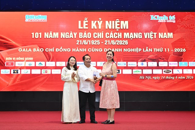 Ban Tổ chức trao tặng phần qu&agrave; tiền mặt tới vị kh&aacute;ch may mắn trong chương tr&igrave;nh bốc thăm tr&uacute;ng thưởng.