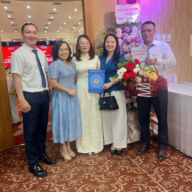 B&agrave; Phan Thị Huệ - Ph&oacute; Chủ tịch C&ocirc;ng đo&agrave;n N&ocirc;ng nghiệp v&agrave; M&ocirc;i trường&nbsp;tặng hoa ch&uacute;c mừng T&ograve;a soạn.
