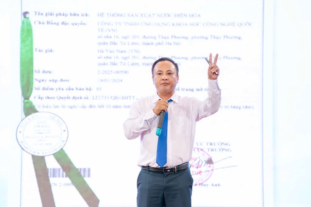 Từ g&oacute;c nh&igrave;n doanh nghiệp, &ocirc;ng H&agrave; Văn Nam &ndash; Gi&aacute;m đốc C&ocirc;ng ty TNHH Ứng dụng Khoa học Quốc tế giới thiệu kinh nghiệm ứng dụng c&ocirc;ng nghệ điện h&oacute;a trong lĩnh vực chăm s&oacute;c sức khỏe; đồng thời nhấn mạnh vai tr&ograve; phối hợp giữa cơ quan quản l&yacute;, nh&agrave; khoa học v&agrave; doanh nghiệp trong qu&aacute; tr&igrave;nh nghi&ecirc;n cứu, ho&agrave;n thiện v&agrave; đưa sản phẩm ra thị trường.