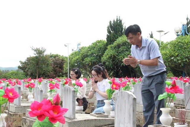 C&aacute;n bộ, ph&oacute;ng vi&ecirc;n Văn ph&ograve;ng đại diện Bắc Trung Bộ &ndash; Tạp ch&iacute; Kinh tế v&agrave; Đồ uống &ndash; d&acirc;ng hương tưởng niệm c&aacute;c anh h&ugrave;ng liệt sĩ tại Nghĩa trang Liệt sĩ Quốc tế Việt &ndash; L&agrave;o. (Ảnh: Quốc Kh&aacute;nh)