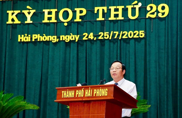 Đồng ch&iacute; L&ecirc; Văn Hiệu, Ph&oacute; B&iacute; thư Th&agrave;nh uỷ, Chủ tịch HĐND th&agrave;nh phố ph&aacute;t biểu khai mạc kỳ họp