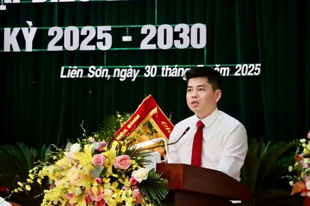 Đồng ch&iacute; B&ugrave;i Quốc Ho&agrave;n, Ph&oacute; B&iacute; thư Đảng ủy, Chủ tịch UBND x&atilde; Li&ecirc;n Sơn.
