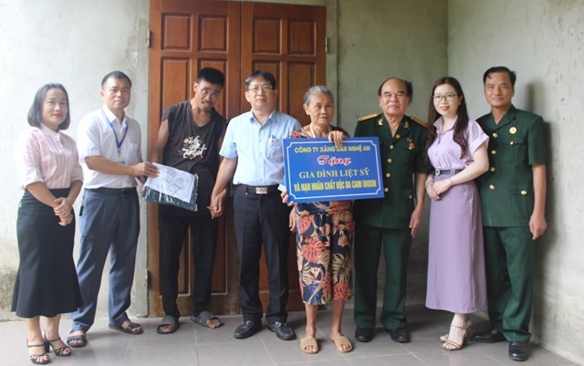 Nhà báo Trần Thị Hằng- Trưởng Văn phòng đại diện Tạp chí Kinh tế và Đồ uống Bắc Miền Trung (thứ 2 bên phải) cùng đoàn công tác tặng quà NNCĐDC phường Vinh Phú