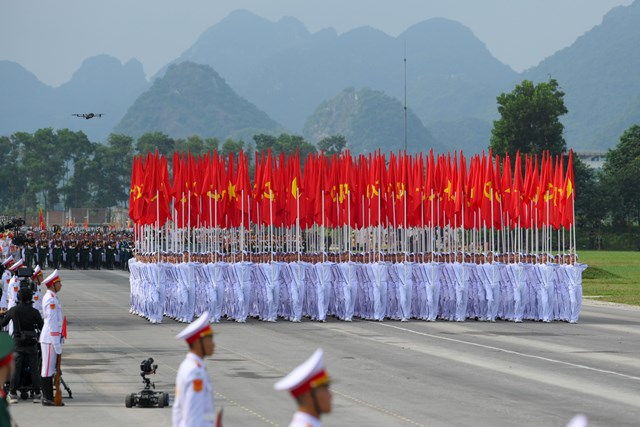 Đi đầu đo&agrave;n diễu binh, diễu h&agrave;nh l&agrave; khối cờ Đảng, cờ Tổ quốc.