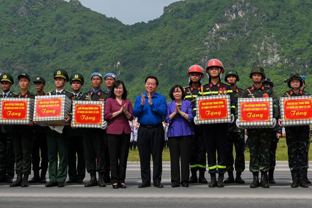 Trong kh&ocirc;ng kh&iacute; h&agrave;o h&ugrave;ng, phấn khởi, c&aacute;c đồng ch&iacute; Nguyễn Trọng Nghĩa, B&ugrave;i Thị Minh Ho&agrave;i c&ugrave;ng c&aacute;c đồng ch&iacute; l&atilde;nh đạo ban, bộ, ng&agrave;nh dự tổng hợp luyện đ&atilde; tặng qu&agrave;, động vi&ecirc;n c&aacute;c chiến sĩ tham gia hợp luyện.