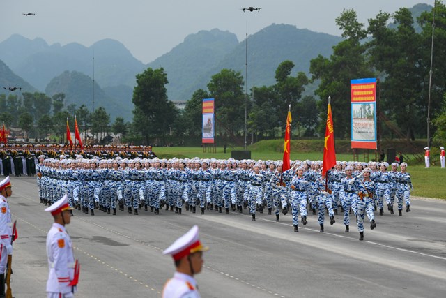 Khối nữ chiến sĩ qu&acirc;n y.