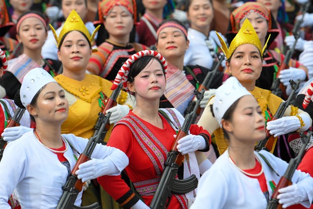 Khối nữ d&acirc;n qu&acirc;n c&aacute;c d&acirc;n tộc Việt Nam.