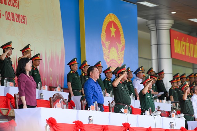 Đại biểu thực hiện nghi thức ch&agrave;o cờ.