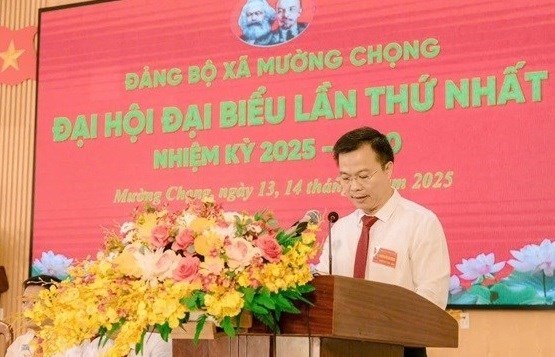 Đồng ch&iacute; Trần Văn Tuấn &ndash; B&iacute; thư Đảng ủy, Chủ tịch HĐND x&atilde;, thay mặt Ban Chấp h&agrave;nh tr&igrave;nh b&agrave;y c&aacute;c mục ti&ecirc;u ph&aacute;t triển kinh tế - x&atilde; hội tại Đại hội