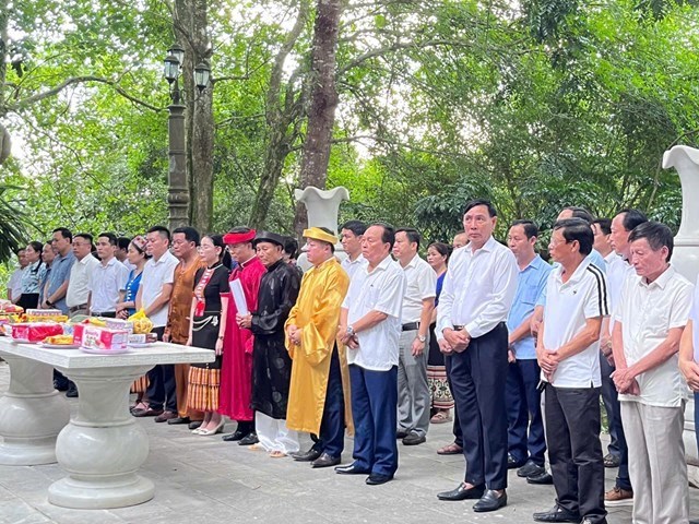 Song h&agrave;nh với ph&aacute;t triển kinh tế - x&atilde; hội, Mường Chọng c&ograve;n quan t&acirc;m bảo tồn v&agrave; ph&aacute;t huy gi&aacute; trị văn h&oacute;a truyền thống, lịch sử &ndash; t&acirc;m linh đặc sắc. Trong đ&oacute;, Đền Chọng kh&ocirc;ng chỉ l&agrave; điểm tựa tinh thần của Nh&acirc;n d&acirc;n, m&agrave; c&ograve;n trở th&agrave;nh biểu tượng văn h&oacute;a &ndash; lịch sử, g&oacute;p phần g&igrave;n giữ bản sắc v&agrave; gi&aacute;o dục thế hệ trẻ về truyền thống qu&ecirc; hương.
