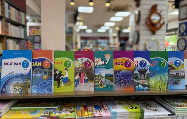 Nhà xuất bản Giáo dục Việt Nam chủ động nguồn cung, bảo đảm đủ sách giáo khoa trước thềm năm học mới - Ảnh 2