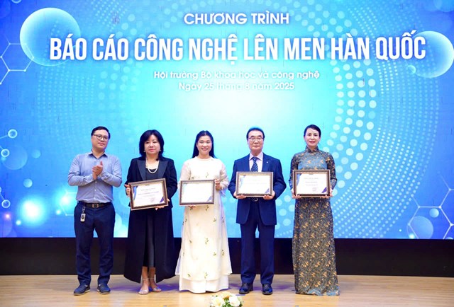 Trao vinh danh v&agrave; K&yacute; kết hợp t&aacute;c