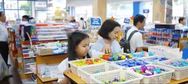 Tưng bừng khai trương Nh&#224; s&#225;ch v&#224; Thiết bị trường học Nguyễn Tri Phương theo m&#244; h&#236;nh mới - Ảnh 10