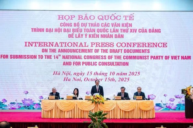 Chủ tr&igrave; họp b&aacute;o c&oacute; &ocirc;ng Lại Xu&acirc;n M&ocirc;n (Ph&oacute; trưởng ban Thường trực Ban Tuy&ecirc;n gi&aacute;o v&agrave; D&acirc;n vận Trung ương); b&agrave; L&acirc;m Thị Phương Thanh (Ph&oacute; ch&aacute;nh văn ph&ograve;ng Thường trực Văn ph&ograve;ng Trung ương Đảng); &ocirc;ng Nguyễn Quang Dương (Ph&oacute; trưởng ban Tổ chức Trung ương); &ocirc;ng L&ecirc; Hải B&igrave;nh (Thứ trưởng Thường trực Bộ Văn h&oacute;a, Thể thao v&agrave; Du lịch); &ocirc;ng Tạ Ngọc Tấn (Ph&oacute; chủ tịch Thường trực Hội đồng L&yacute; luận Trung ương, Tổ ph&oacute; thường trực Tổ Bi&ecirc;n tập Văn kiện Đại hội XIV) v&agrave; nhiều l&atilde;nh đạo c&aacute;c đơn vị kh&aacute;c.